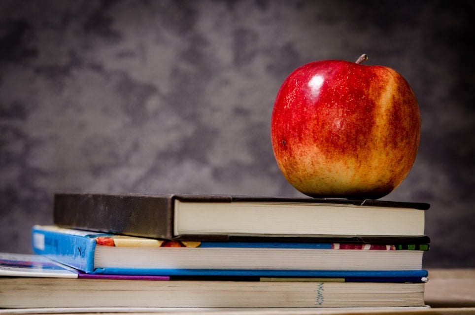 Illustrasjonsbilde Skole. Skolebøker i stabel med eple på toppen,